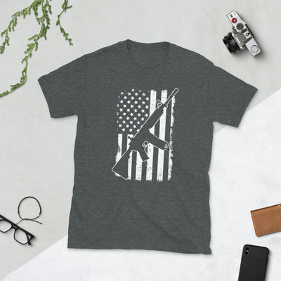 Camiseta unisex de manga corta con pistola y bandera estadounidense