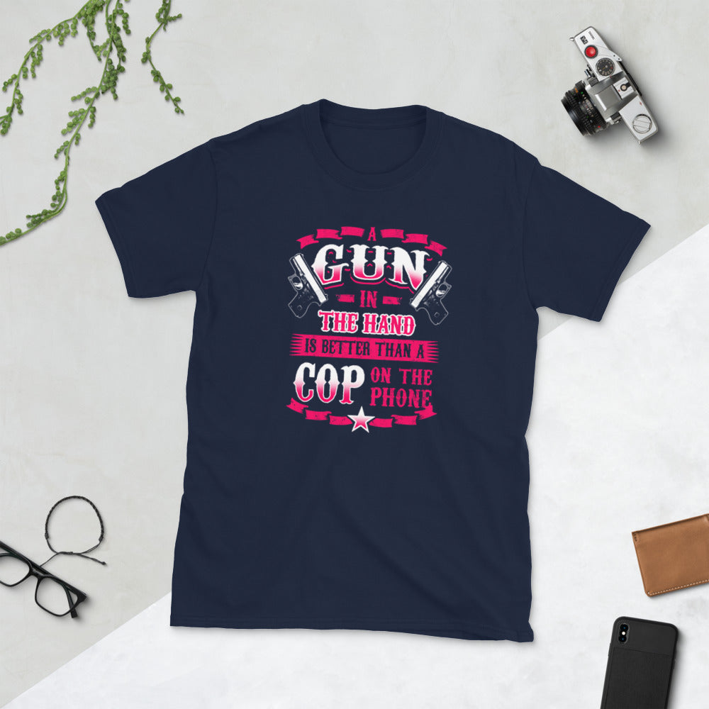 Camiseta unisex de manga corta táctica con un arma en la mano