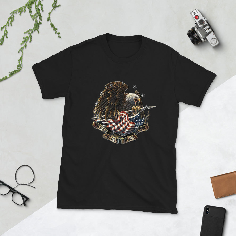 Estos colores no se ejecutan: camiseta unisex de manga corta de la libertad y el patriotismo estadounidenses