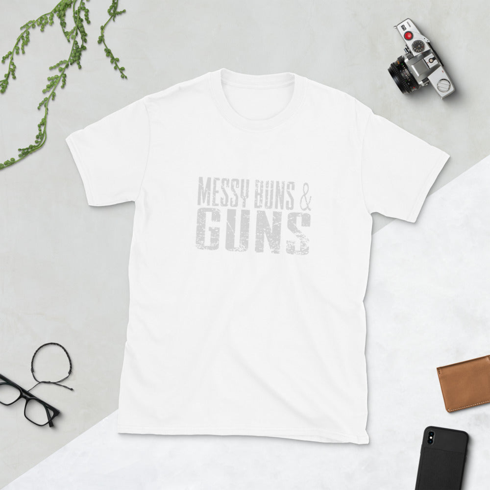 Camiseta unisex de manga corta Messy Buns And Gun