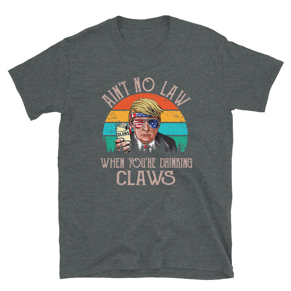 No hay ley cuando estás bebiendo Claws Camiseta unisex de manga corta
