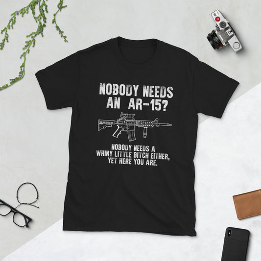 ¿Nadie necesita un AR-15? Nadie necesita una perra llorona tampoco, pero aquí estás. Camiseta de manga corta unisex