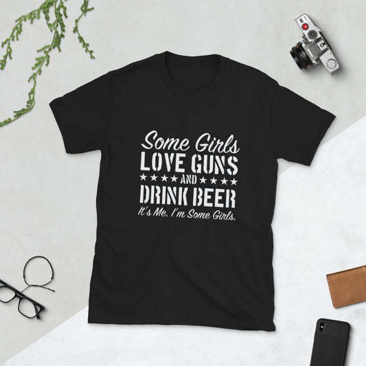 Algunas chicas aman las armas y beben cerveza camiseta unisex de manga corta